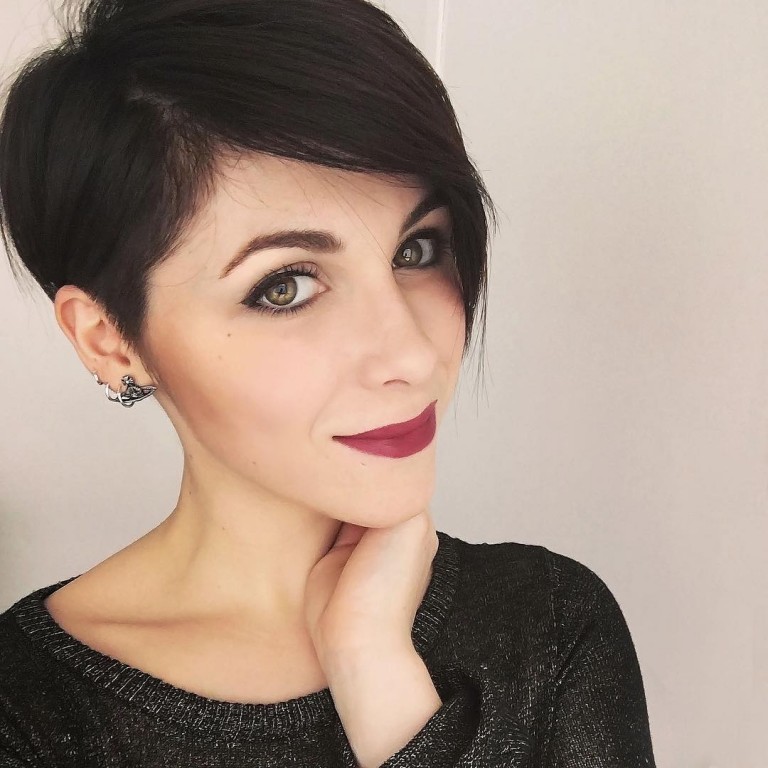 Chica con el cabello en corte pixie