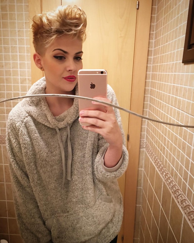 Chica en el baño de una habitación tomándose una selfie