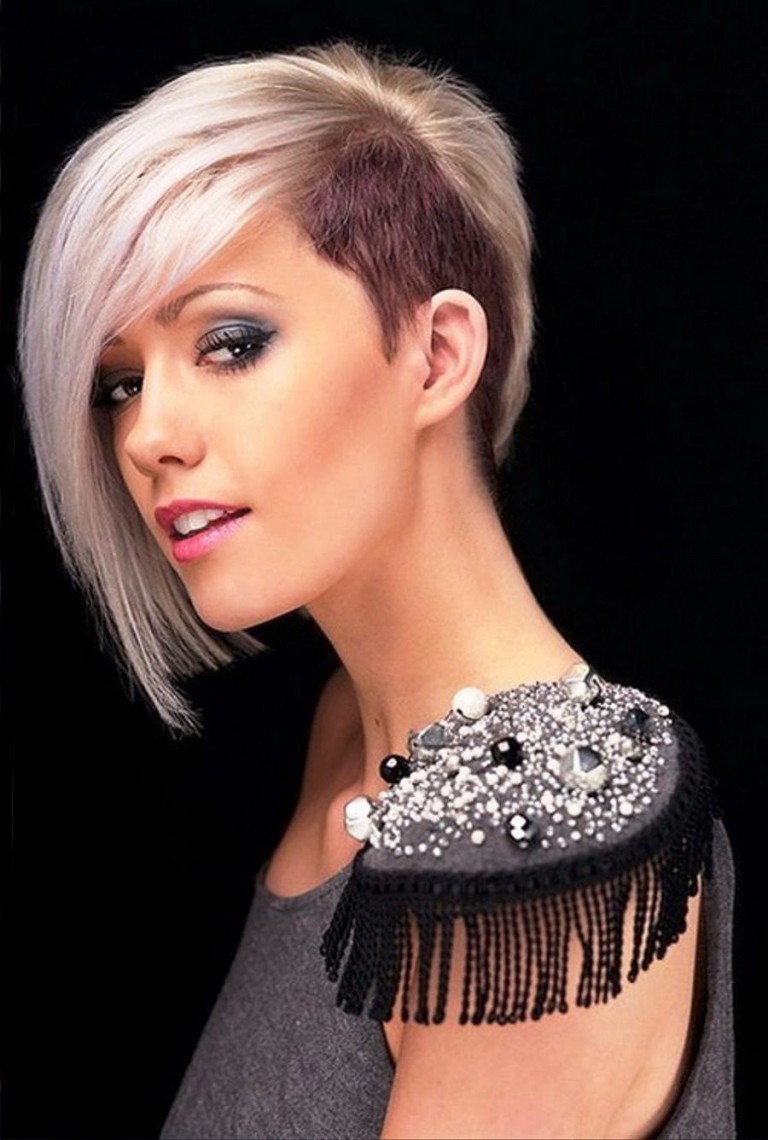 Chica con el cabello en corte bob rapado de un lado y pintado en color rosa con lila