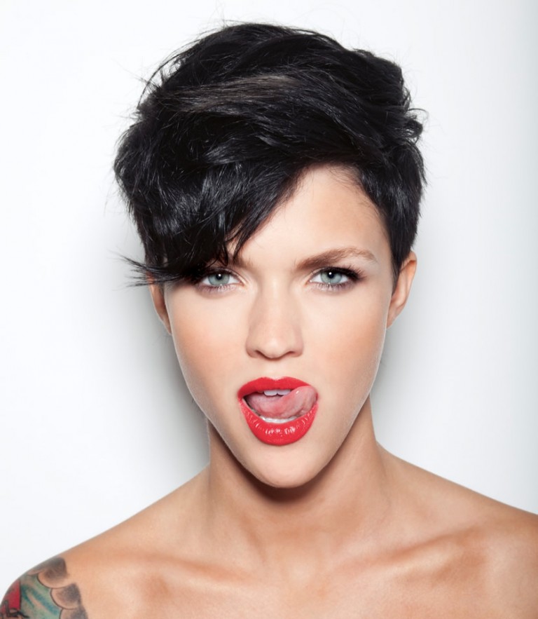 Amber rose con el cabello en corte pixie