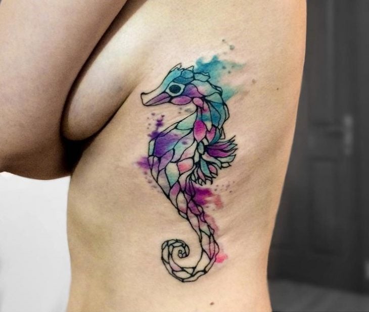 15 Hermosos tatuajes en las costillas que son perfectos para las chicas atrevidas - Imagen 14