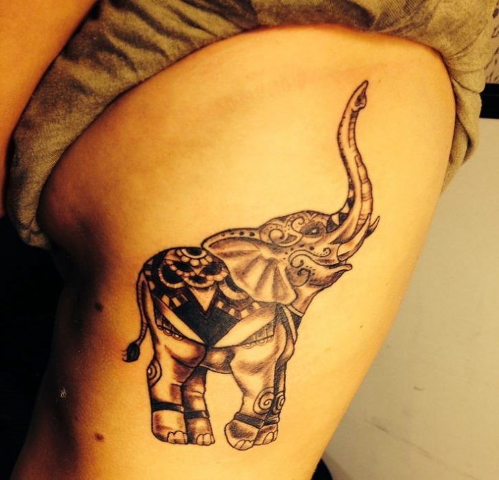 15 Hermosos tatuajes en las costillas que son perfectos para las chicas atrevidas - Imagen 10