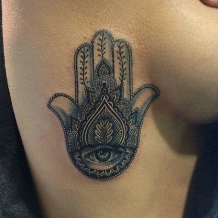 15 Hermosos tatuajes en las costillas que son perfectos para las chicas atrevidas - Imagen 3