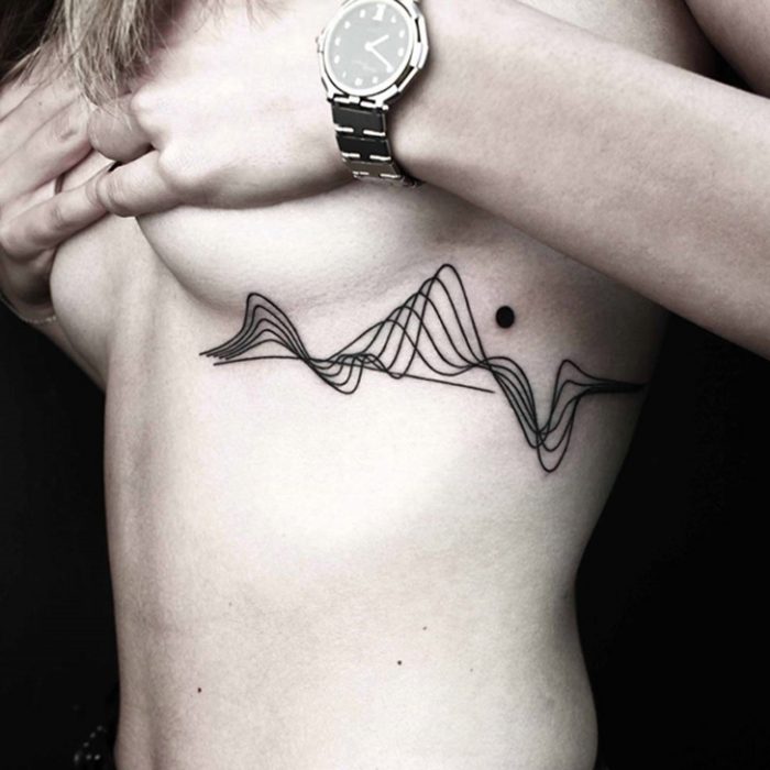 15 Hermosos tatuajes en las costillas que son perfectos para las chicas atrevidas - Imagen 1