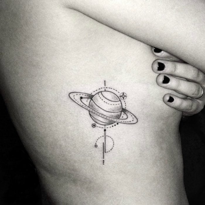 15 Hermosos tatuajes en las costillas que son perfectos para las chicas atrevidas - Imagen 5
