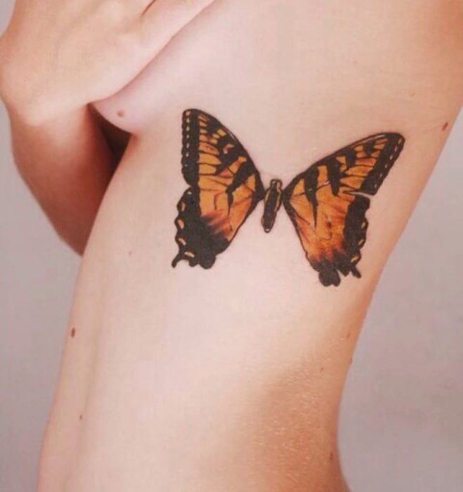 15 Hermosos tatuajes en las costillas que son perfectos para las chicas atrevidas - Imagen 12