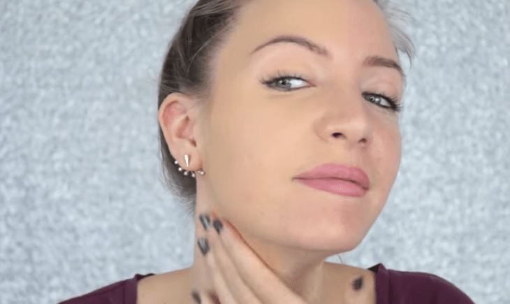mujer rubia maquillando su cuello