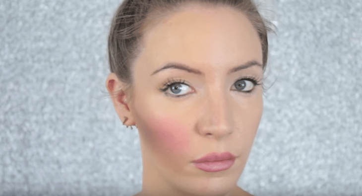 mujer rubia con exceso de rubor rosa en las mejillas