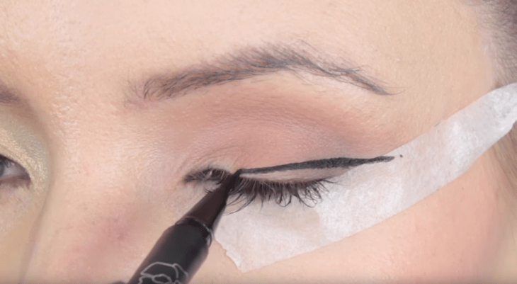 ojos cerrados y plumón delineador con cinta
