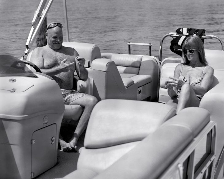 mujer y hombre sentados en un bote mirando sus manos 