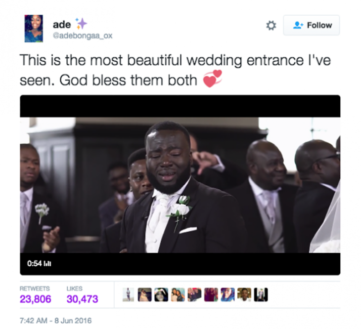 hombre llorando cuando ve a la novia caminar al altar 