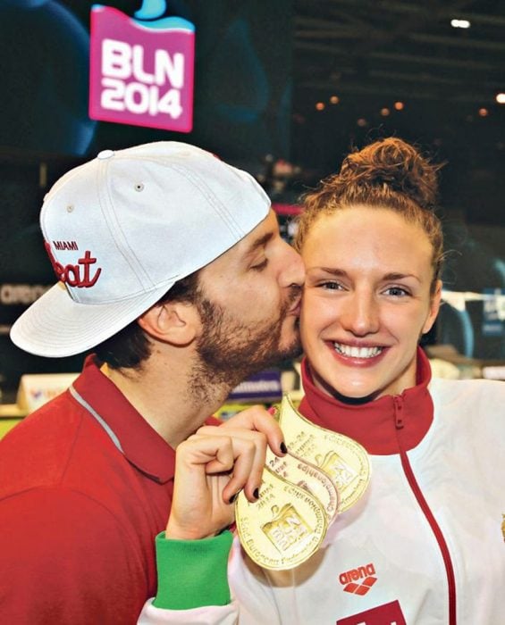 Esposo de nadadora olímpica se vuelve loco de emoción al verla ganar medalla de oro 