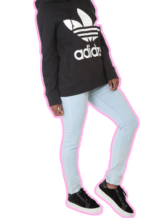 Chica usando sudadera negra Adidas