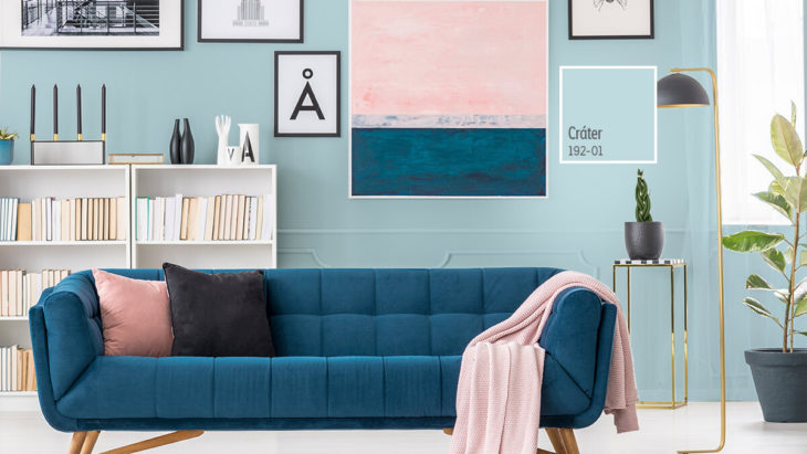 Sala de lectura decorara en tonos azules turquesa con rosa pastel