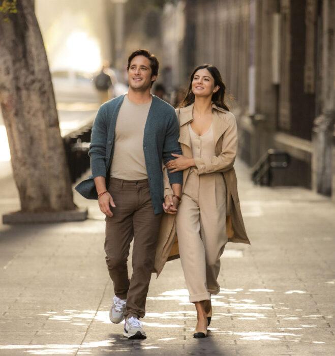 Pareja feliz caminando en la calle, At Midnight, Paramount+, Diego Boneta y Mónica Bárbaro