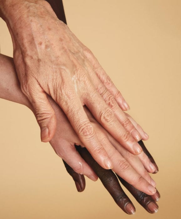 Beneficios del aloe vera o sábila; manos de mujeres de diferentes colores y edades