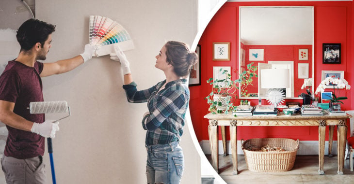 Pareja con paleta de colores para pintar la casa