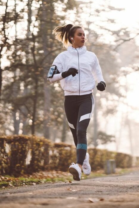 Chica corriendo por el bosque 