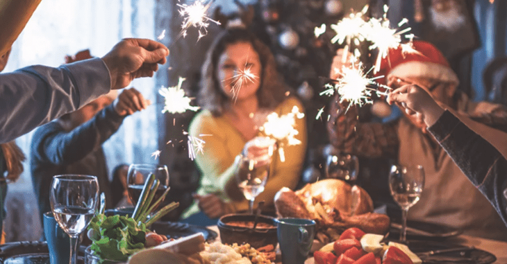 familia en la mesa con luces de bengala