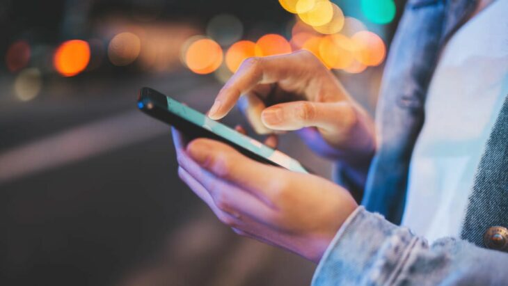 Mujer con celular en la mano