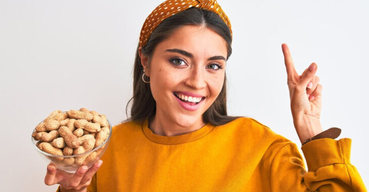 chica con recipiente con cacahuates