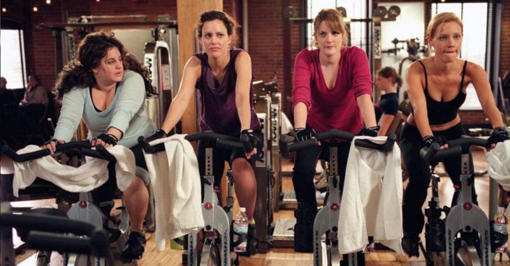 Chicas haciendo bicicleta en el gimnasio 