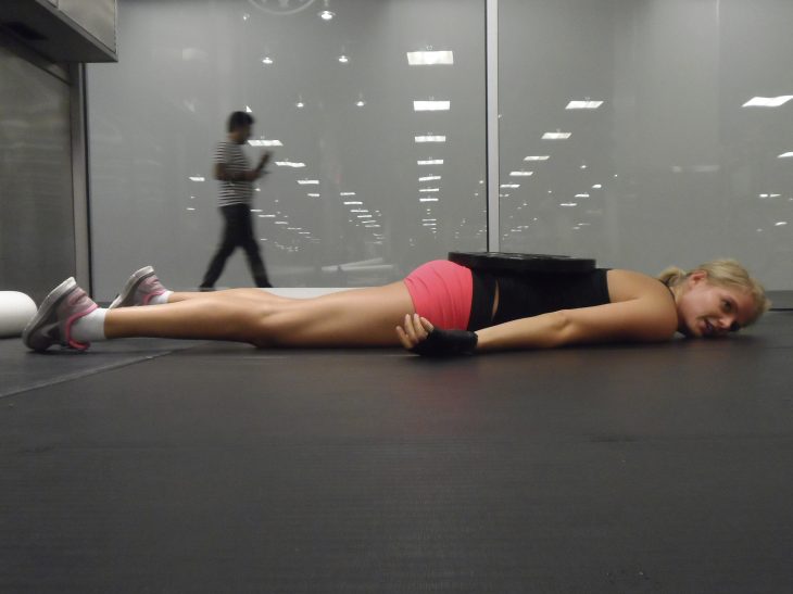 Chica tirada en el suelo del gimnasio 