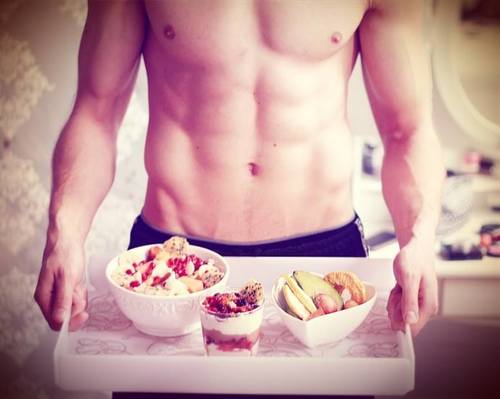 novio cocinando el desayuno