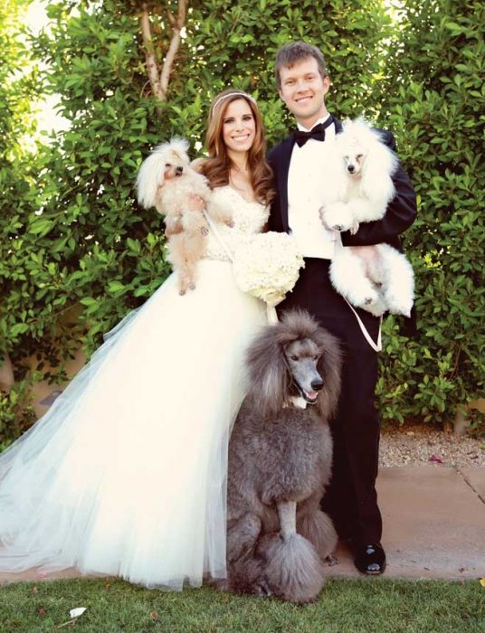 pareja de novios con sus perros