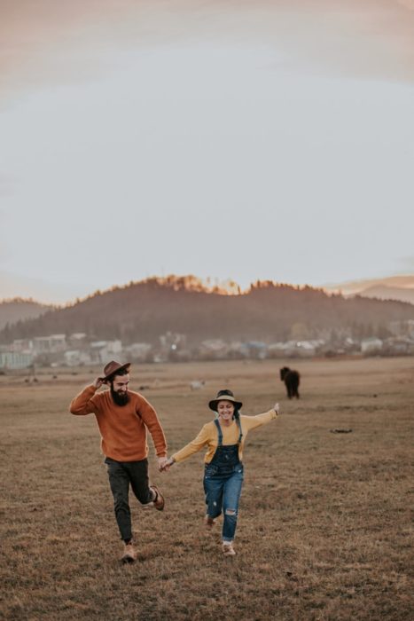 pareja corriendo en un campo