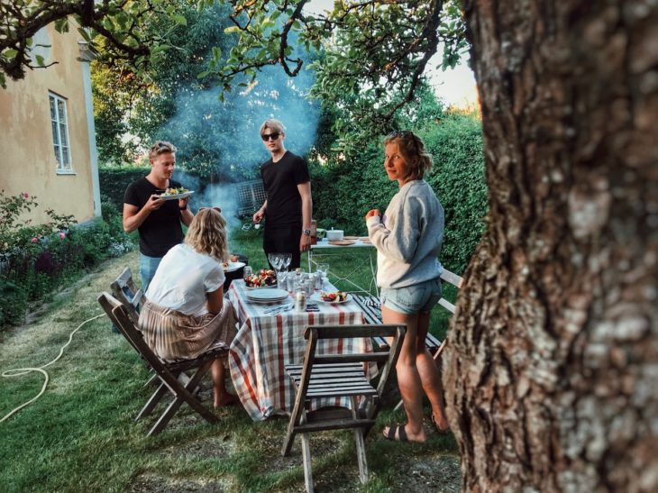 familia cenando en el jardín