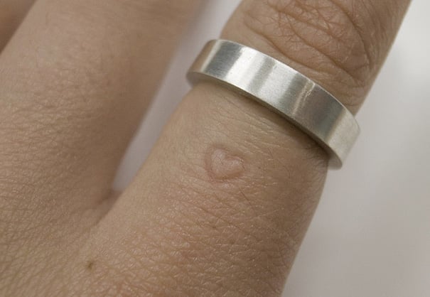 dedo con una marca de corazón y un anillo más arriba de la marca 