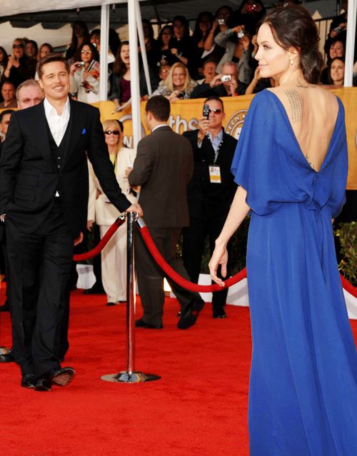 hombre admirando a una mujer con vestido azul 