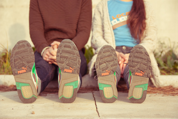 pies de pareja con tenis puma