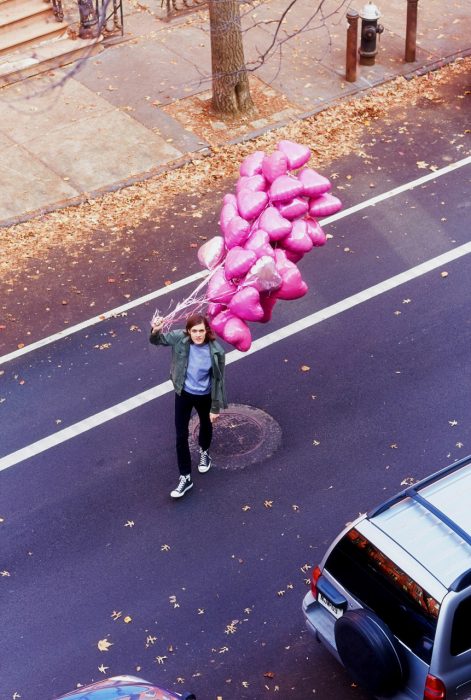 Hombre con globos de corazón