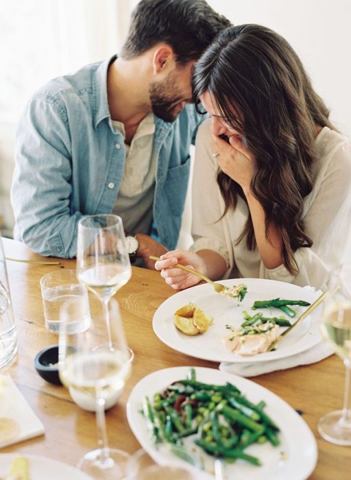 Pareja feliz comiendo