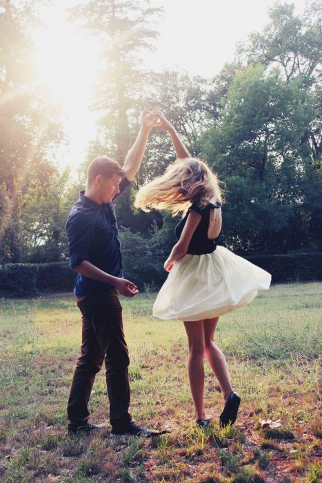 pareja de novios bailando 