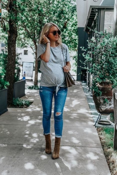 Mujer embarazada con jeans y blusa gris