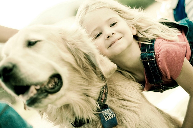 Niña abrazando a su perro 