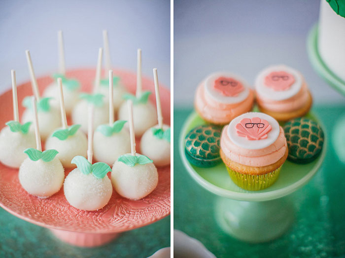 mesa de postres con pastelillos y bolas de pan dulce 