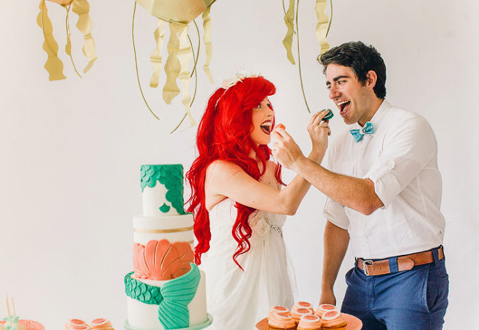 personas compartiendo un pedazo de pastel mientras están en una boda 