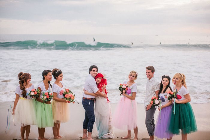 boda en la playa con damas de honor acompañando a los novios 
