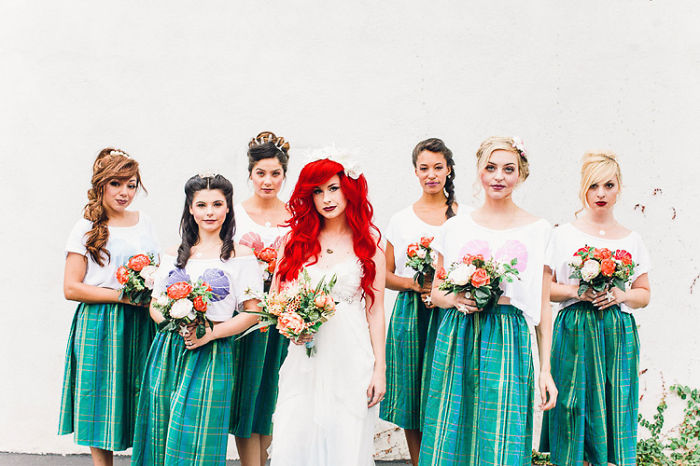 boda de una chica de cabello rojo acompañada de sus damas de honor en la playa 