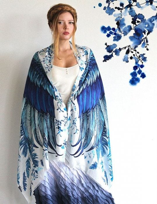 Bufanda de alas en color azul 
