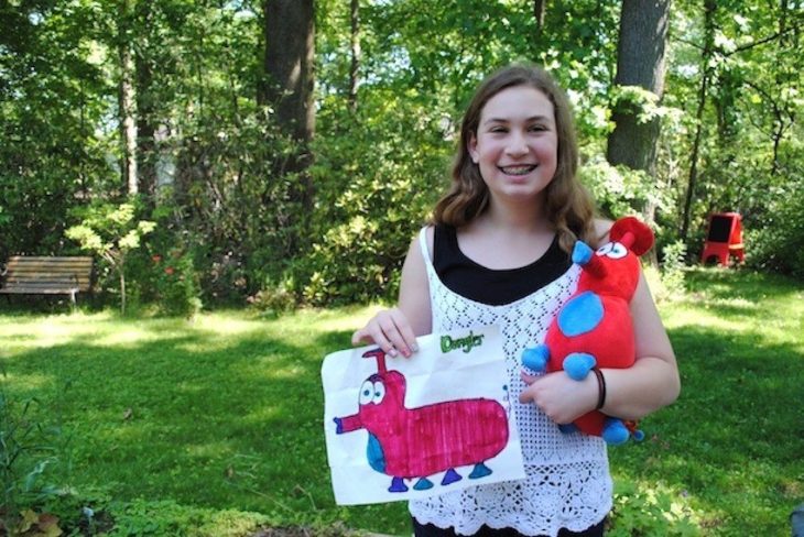 Mujer feliz con su dibujo de budsies 