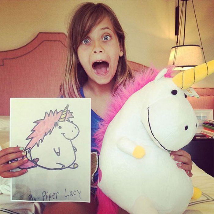 Niña sorprendida con su unicornio de budsies