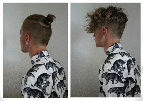 hombre con el cabello tomado en un moño y después con el cabello suelto usando camisa blanca con dragones 