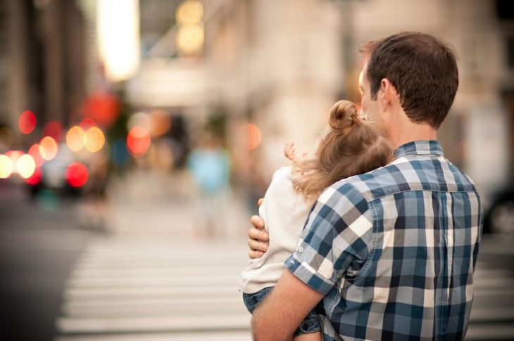 papá abrazando a su pequeña hija 