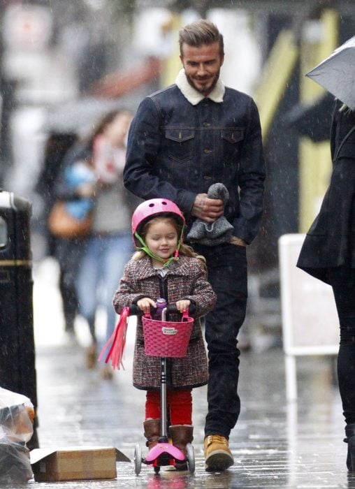 David Beckham con su hija en un patín del diablo 
