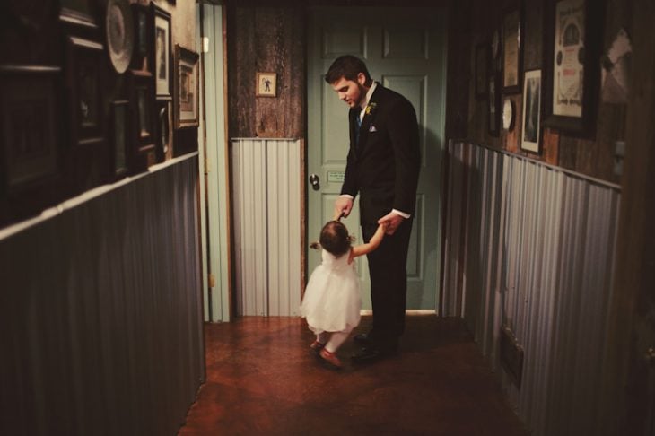 papá bailando con su pequeña hija 